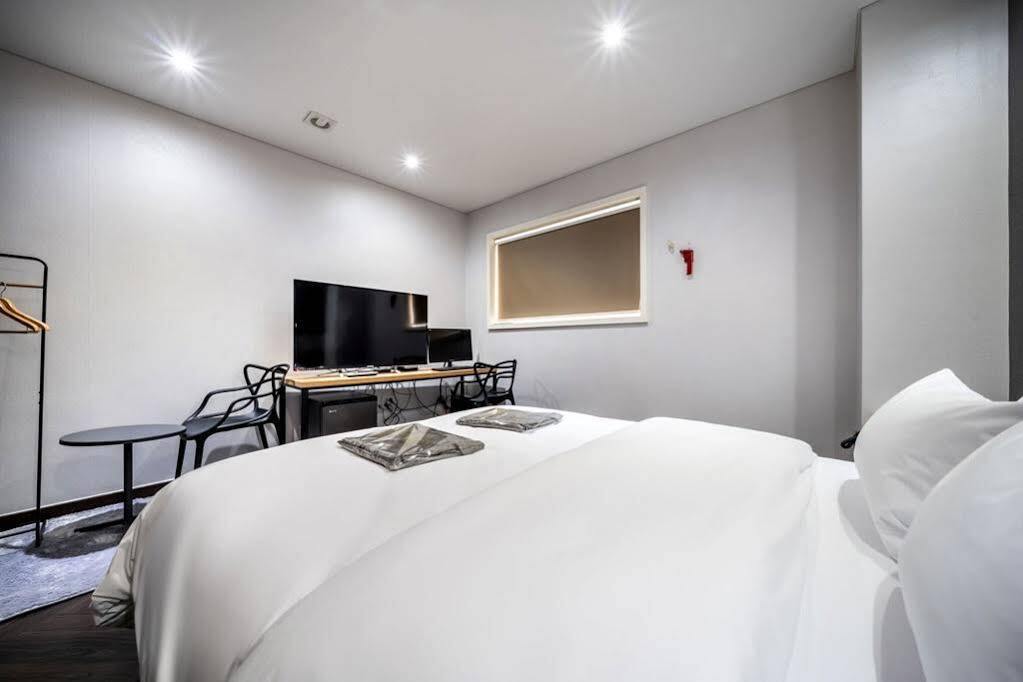 The Hotel Bon Suwon Esterno foto