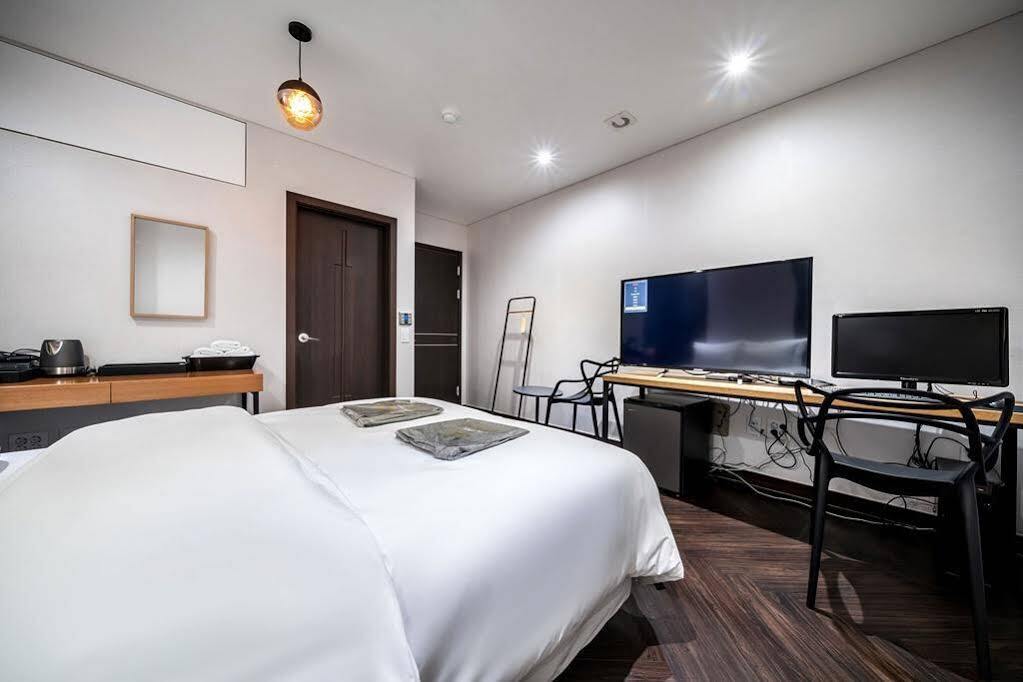 The Hotel Bon Suwon Esterno foto