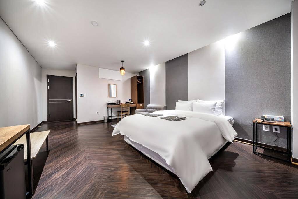 The Hotel Bon Suwon Esterno foto