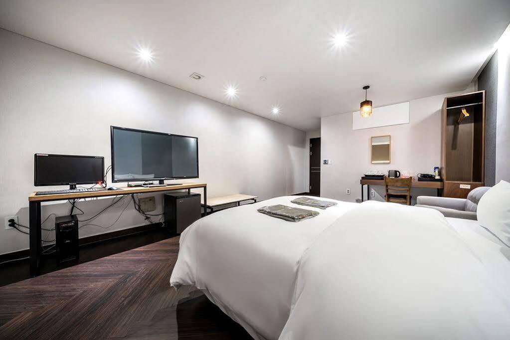 The Hotel Bon Suwon Esterno foto