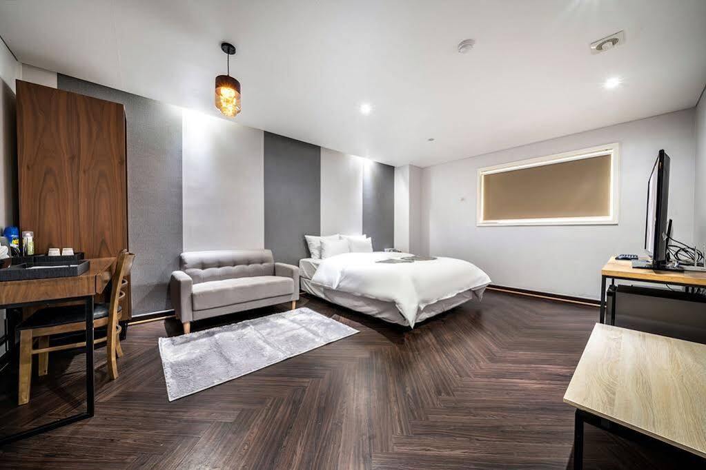 The Hotel Bon Suwon Esterno foto